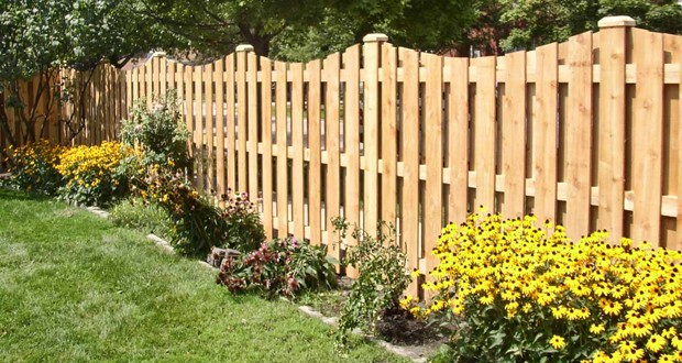 Забор из деревянного штакетника для ограждения сада. Изготовление и установка.